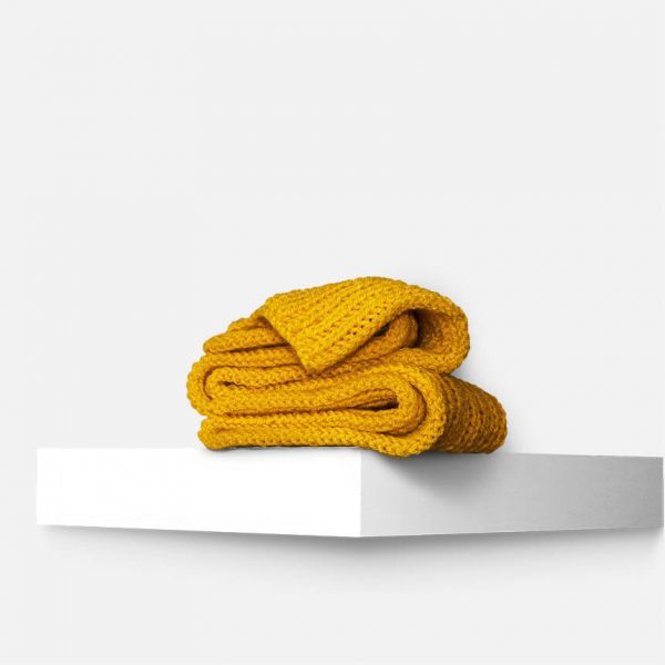 Produktfoto gelber handgestrickter oversize Schal für Kinder. Bjarki