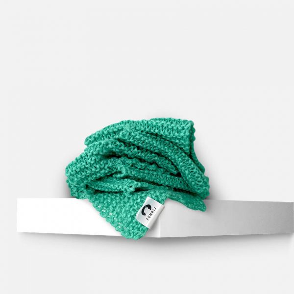 Produktfoto mintgrüner handgestrickter oversize Schal für Kinder. Kjetil