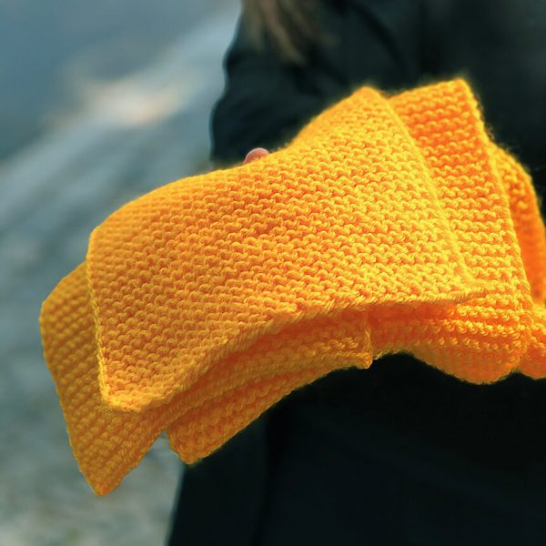 Handgestrickter gelber oversize Schal für Kinder. Eeli