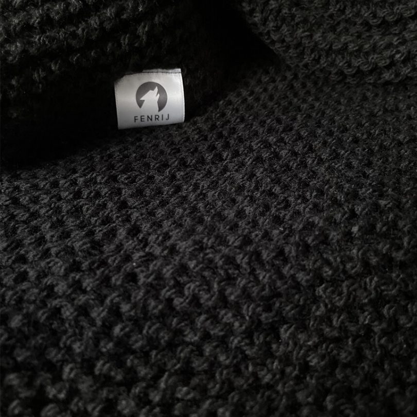 Detailaufnahme handgestrickter schwarzer warmer oversize Schal. Djark