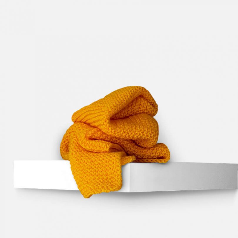 Produktfoto gelber handgestrickter oversize Schal für Kinder. Eeli