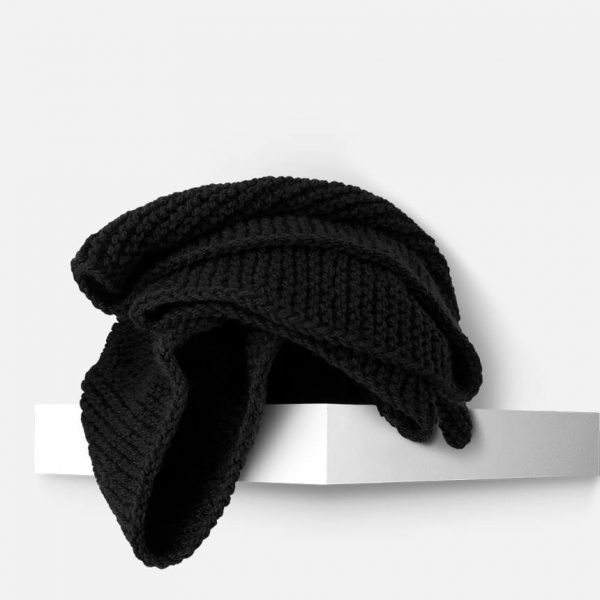 Produktfoto schwarzer handgestrickter oversize Schal. Djark