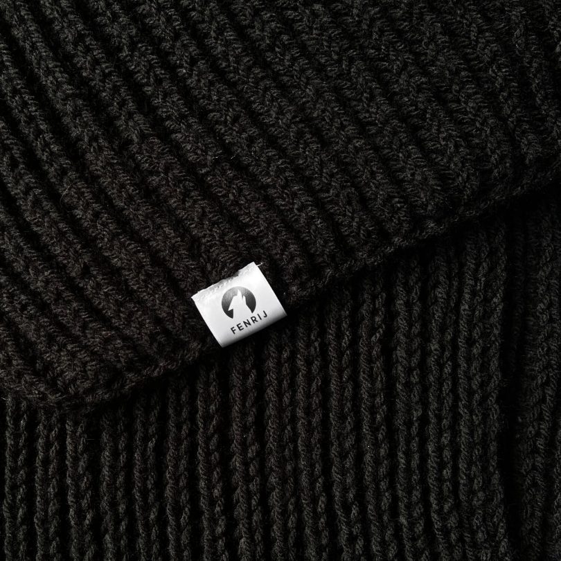Detailaufnahme handgestrickter schwarzer oversize Schal. Aegir