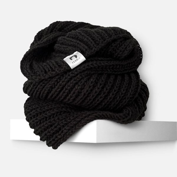 Produktfoto schwarzer handgestrickter oversize Schal. Aegir