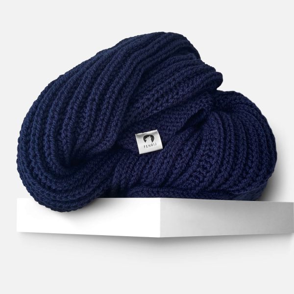 Produktfoto marine blau farbender handgestrickter oversize Schal. övid