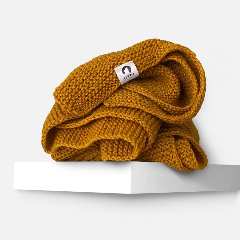 Produktfoto senfgelb farbender handgestrickter oversize Schal. meja