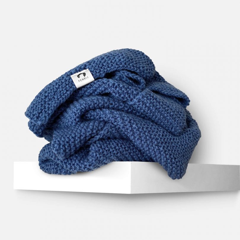 Produktfoto blauer handgestrickter oversize Schal. vilho