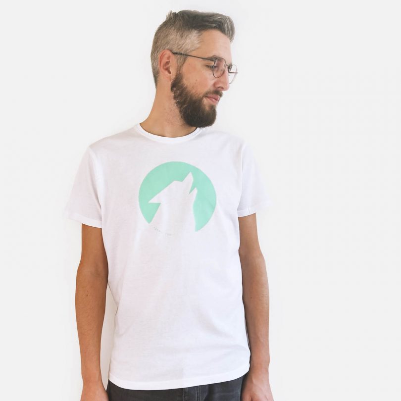 Model mit Fenrij Logo T-Shirt weiß