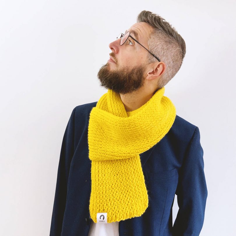 Modell mit handgestricktem gelbem oversize Schal. wallij
