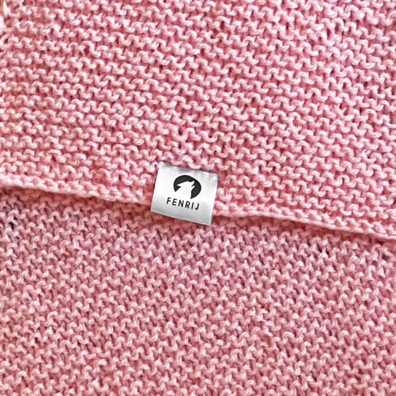 Detailaufnahme handgestrickter rosa oversize Schal. siirij