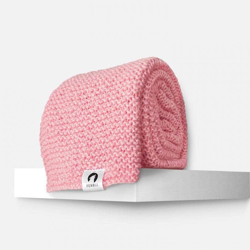 Produktfoto rosa handgestrickter oversize Schal. siirij