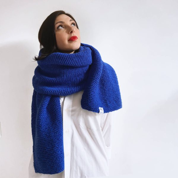 Modell mit handgestricktem blauem oversize Schal. idun