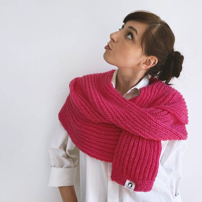 Modell mit handgestricktem pinkem oversize Schal. esja