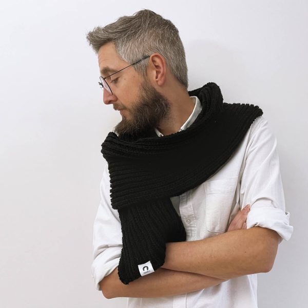 Modell mit handgestrickten schwarzem oversize Schal. bodil