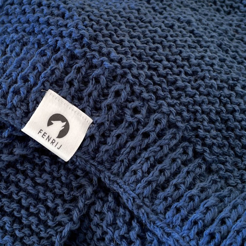 Detailaufnahme handgestrickter blau farbender oversize Schal. tyge