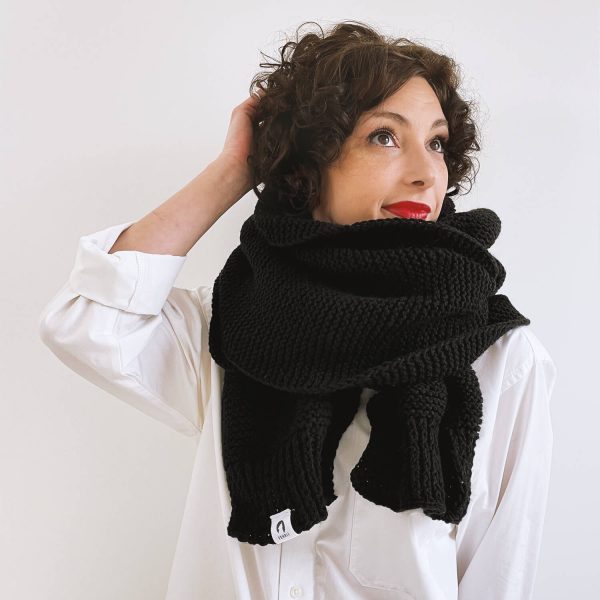 Modell mit handgestricktem schwarzen oversize Schal. barrit