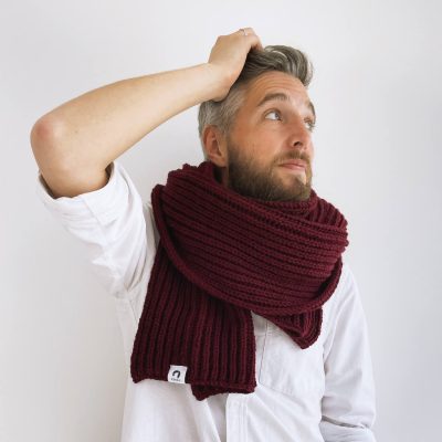 Modell mit handgestrickten bordeux farbendem oversize Schal. jull