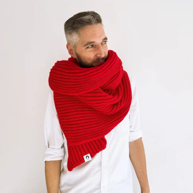Modell mit handgestricktem rot farbenden oversize Schal. Jeldrik
