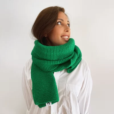 Modell mit handgestricktem grünem oversize Schal. nijas