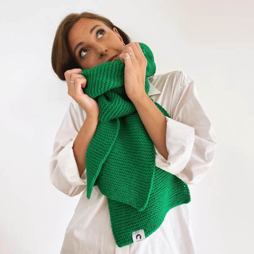 Modell mit handgestricktem grünem oversize Schal. nijas