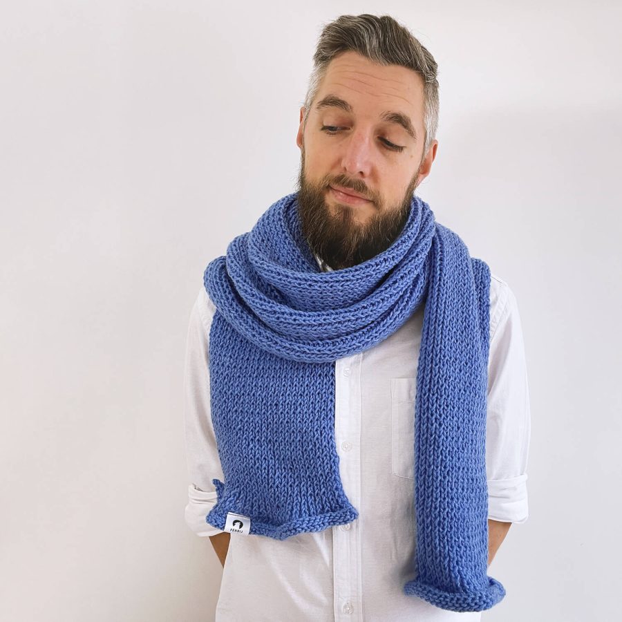 blau XXL-Schal Vaino - Handgestricktes Unikat in Aktion