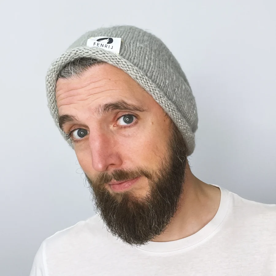 Hellgraue Beanie Manij - Warmer Begleiter für kalte Tage