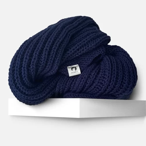 Produktfoto marine blau farbender handgestrickter oversize Schal. viljami