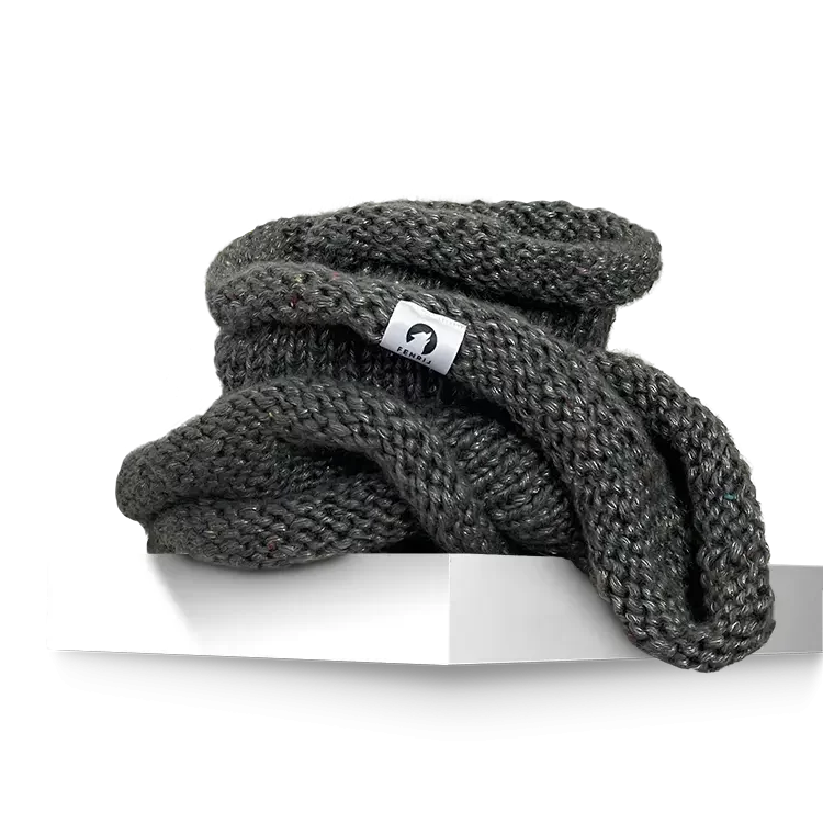 Oversize Schal des Monats. Produktfoto handgestrickter oversize Schal. mijan
