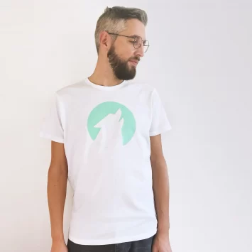 Model mit Fenrij Logo T-Shirt weiß